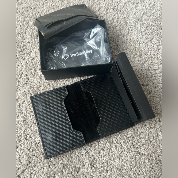 26. The Smart Buy Airtag Wallet - Picture 4 of 8